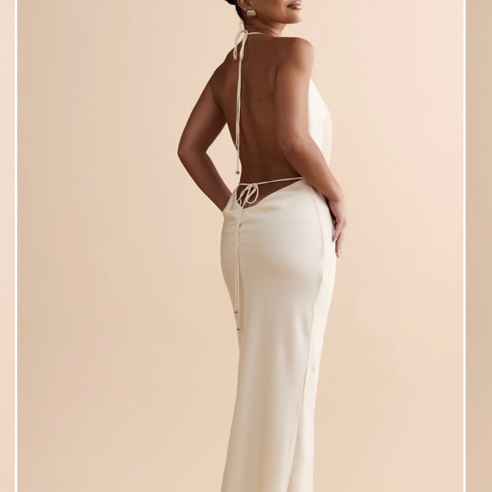 Backless bridal dress